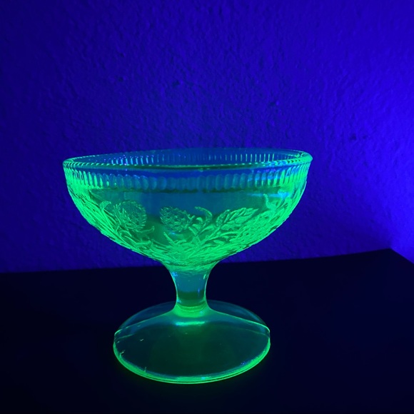 Green Vintage Uranium Depression Strawberry Sherbert Champagne Glass - Picture 4 of 5